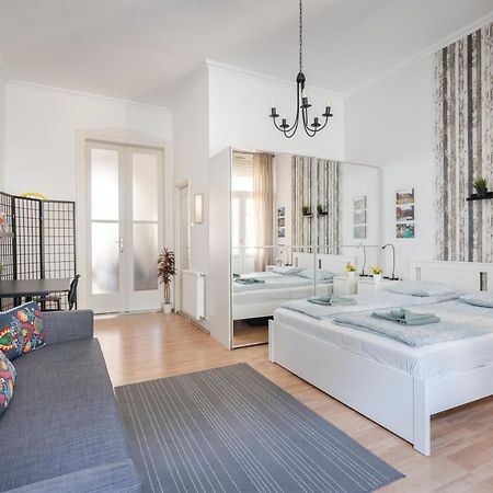 K10 - Kazinczy Street Heritage Suite - Best Location By Bqa Budapest Eksteriør billede