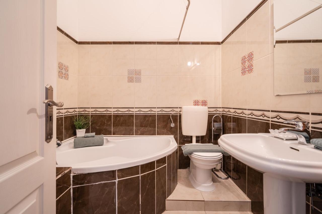 K10 - Kazinczy Street Heritage Suite - Best Location By Bqa Budapest Eksteriør billede