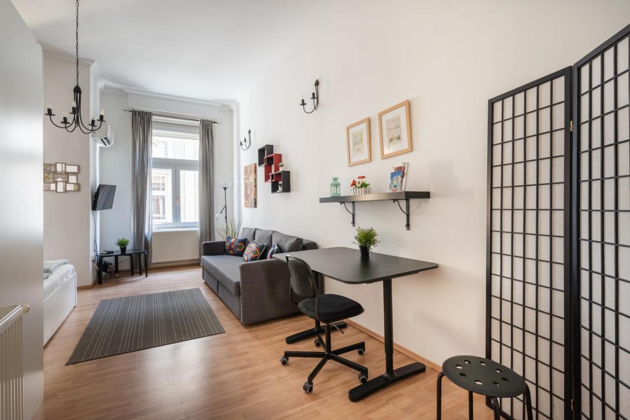 K10 - Kazinczy Street Heritage Suite - Best Location By Bqa Budapest Eksteriør billede