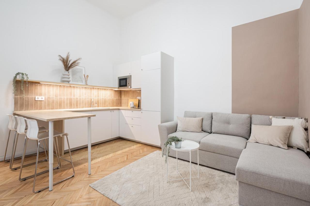 K10 - Kazinczy Street Heritage Suite - Best Location By Bqa Budapest Eksteriør billede