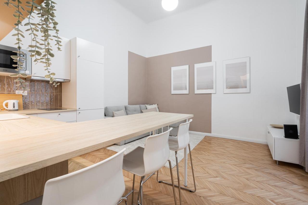 K10 - Kazinczy Street Heritage Suite - Best Location By Bqa Budapest Eksteriør billede